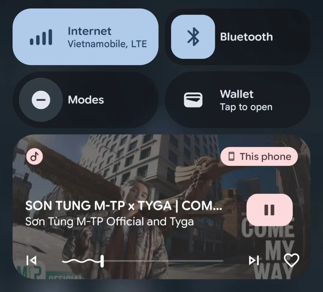 Ground Music media notification on Android with play controls, seek bar and favorite button